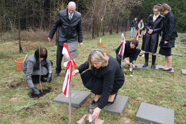 Dęby katyńskie w Rabce upamiętniły 12 rabczan, którzy zginęli w 1940 roku, a także ofiary katastrofy lotniczej