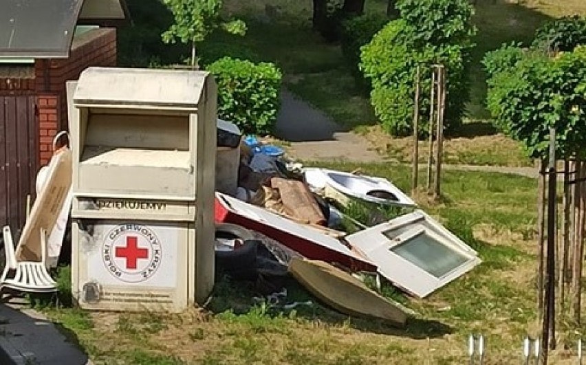 Śmieci pod oknami bloków na os. Jagiellońska w Piotrkowie