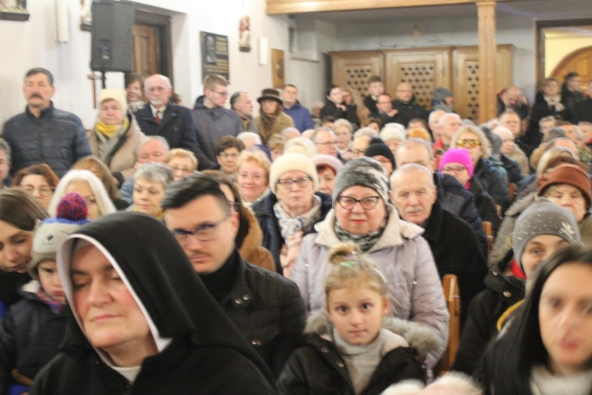 Maciej Miecznikowski zaśpiewał w Ostrowcu Świętokrzyskim. Kościół odwiedził tłumy ludzi, były śpiewanie i cudowna atmosfera. Zobacz zdjęcia