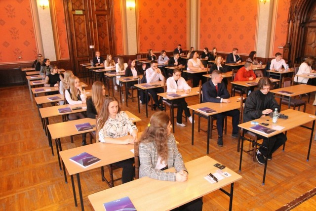 Uczniowie przystąpili do matury z matematyki w poniedziałek (8.05.203). Tu: tegoroczni maturzyści z ZSO nr 1 w Chełmnie