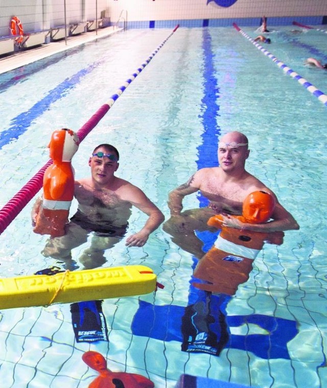 Podczas treningu na basenie sportowcy pływali po 3,5 km