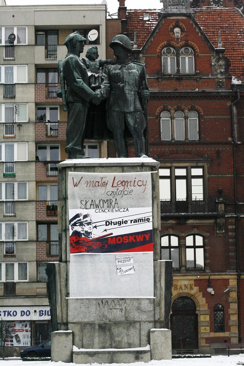 Legnica: Z pomnika zrobili słup ogłoszeniowy