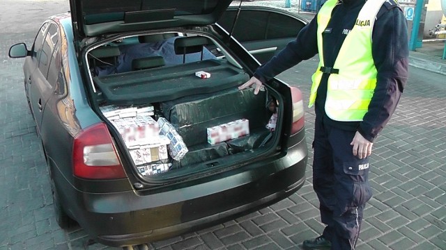 W czwartek (22.12) policjanci toruńskiej drogówki zatrzymali do kontroli osobową skodę. Ich podejrzenia wzbudziły przyciemniane szyby.