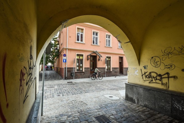 Czy w centrum wojewódzkiego miasta bez powodu można zostać uderzonym? W Bydgoszczy na ul. Jana Kazimierza - tak. I to bez konsekwencji dla sprawcy.