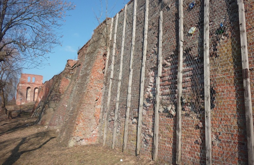 Mury obronne Malborka znajdują się w złym stanie technicznym