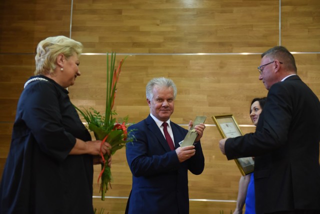 W Muzeum Etnograficznym odbyła się uroczystość z okazji Dnia Edukacji Narodowej. Nagrody zarządu województwa otrzymało 23 zasłużonych pedagogów. Wynoszą one 3670 zł brutto każda. Podczas spotkania rozstrzygnięto też konkurs „Kujawsko-Pomorski lider edukacji”. Ten tytuł otrzymał Janusz Iwański ze szkoły w Dobrzejewicach. W nagrodę otrzymał 10 tys. zł. Przyznano  też 17 wyróżnień. Finansowa gratyfikacja to 5 tys. zł dla każdego wyróżnionego.

Zobacz także:

Październik miesiącem bez uzależnień