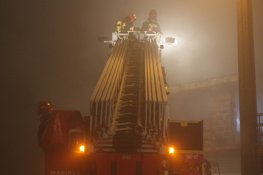 Pożar w Łazach gasiło 10 jednostek straży pożarnej.