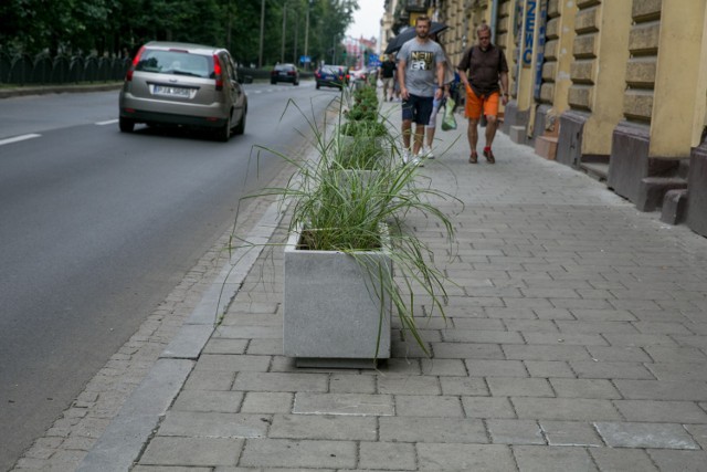 Donice, które pojawiły się na Dietla w ubiegłym roku, uniemożliwiły parkowanie na chodniku. Auto można tylko zostawić na jednym pasie ruchu, ale tylko w nocy