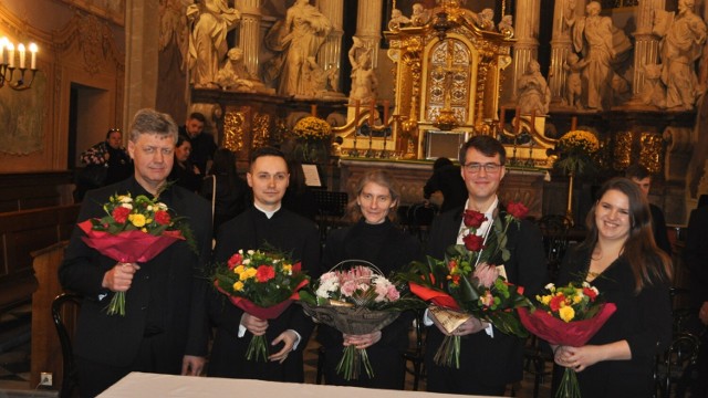 Kompozytor Barbara Reiman z czwórką dyrygentów. Od lewej, Tadeusz Eckert (chór FO), ks. Mateusz Mandalka (chór Misericordias), Barbara Reiman (kompozytor), Jakub Montewka (dyrygent główny wykonania), Julianna Trinczek (chór Światło dla Młodych).