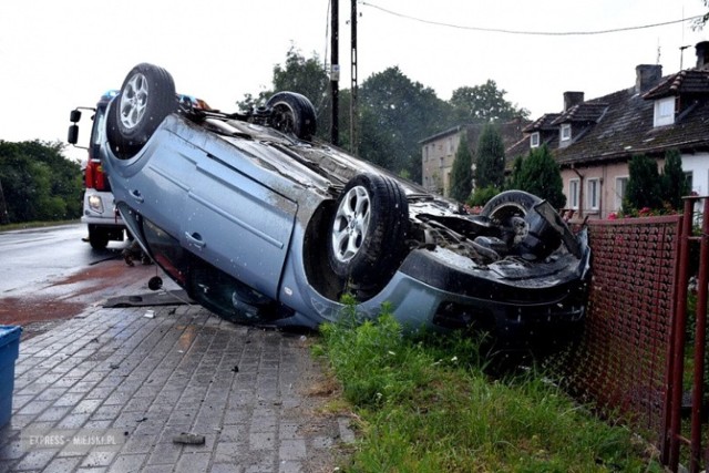 Po godzinie 14 popadało w okolicach Wrocławia i od razu doszło do kilku wypadków, w których były osoby ranne. Samochody zderzały się zarówno na drogach krajowych, jak i na autostradzie. Nawierzchnia po opadach zrobiła się śliska, co utrudniło jazdę. Mniej doświadczeni i uważni kierowcy kończyli jazdę... na dachu. 

ZOBACZ NA KOLEJNYCH SLAJDACH, GDZIE PO GODZ. 14 dochodziło do wypadków, w niektórych miejscach drogi są jeszcze zablokowane lub występują utrudnienia