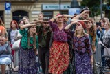 Kraków. Podgórska Parada Teatralna: łemkowskie tańce i muzyka romska