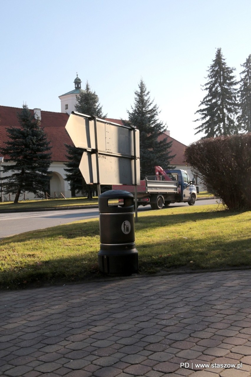 Nowe pojemniki do segregacji odpadów pojawiły się w Staszowie