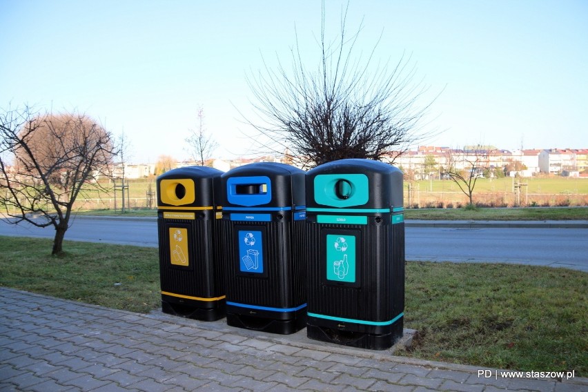 Nowe pojemniki do segregacji odpadów pojawiły się w Staszowie