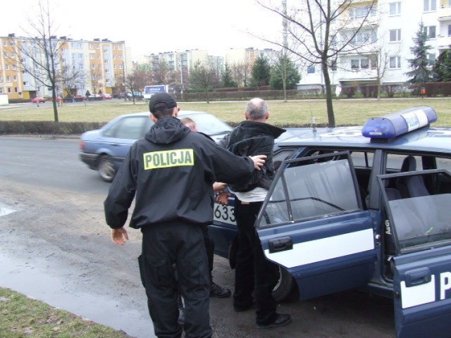 Policja zakuwają w kajdanki pijanego kierowcę