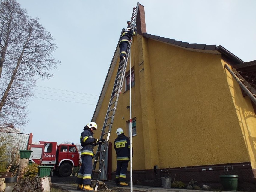Strażacy szybko uporali się z płonącym kominem