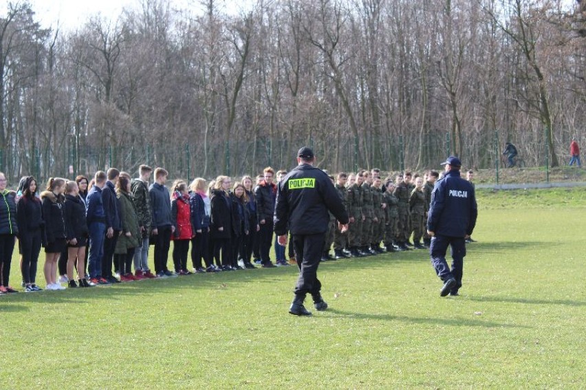 Policja w Kaliszu uczy młodzież musztry