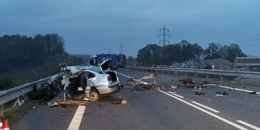 Tragiczny wypadek pod Libercem. Nie żyje kobieta i dwójka dzieci. Prawdopodobnie było to rozszerzone samobójstwo [WIDEO/ZDJĘCIA]