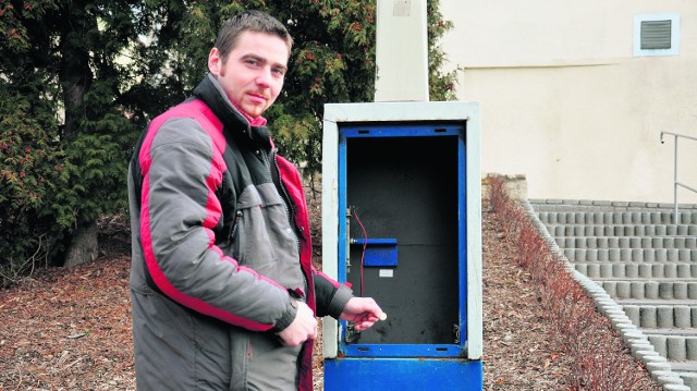 Pan Krzysztof z Brzeszcz, by zapłacić za postój, musi poszukać innego parkomatu.  Ten rozbili nieletni włamywacze