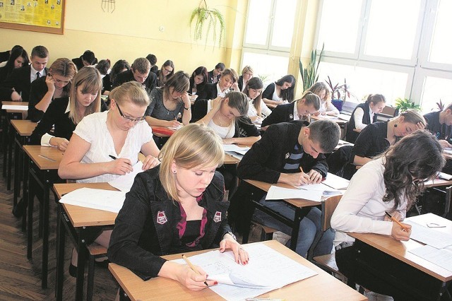W tomaszowskim II LO próbny egzamin dojrzałości przygotowany przez CKE pisało 151 uczniów