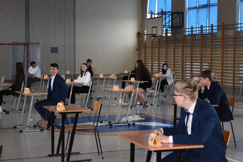 Uczniowie szkoły tuż przed rozpoczęciem egzaminu z języka polskiego