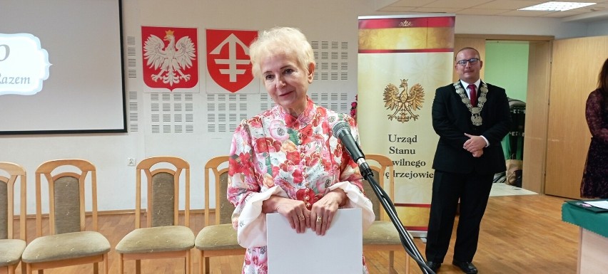 Sekretarz gminy, Renata Kawiorska, pogratulowała świętującym...