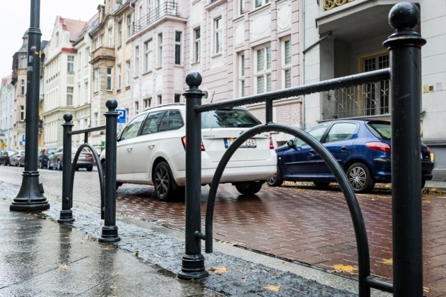 To, co niedawno wyrosło na Cieszkowskiego, to stojaki na rowery. Żeby uniemożliwić dzikie parkowanie, drogowcu ustawią na ulicy... donice.