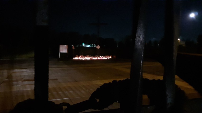 Żory: Płoną znicze przed bramą cmentarza przy ulicy Komunalnej