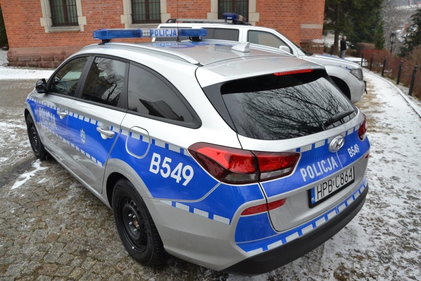 Nowy radiowóz dla policjantów z Nowej Rudy   