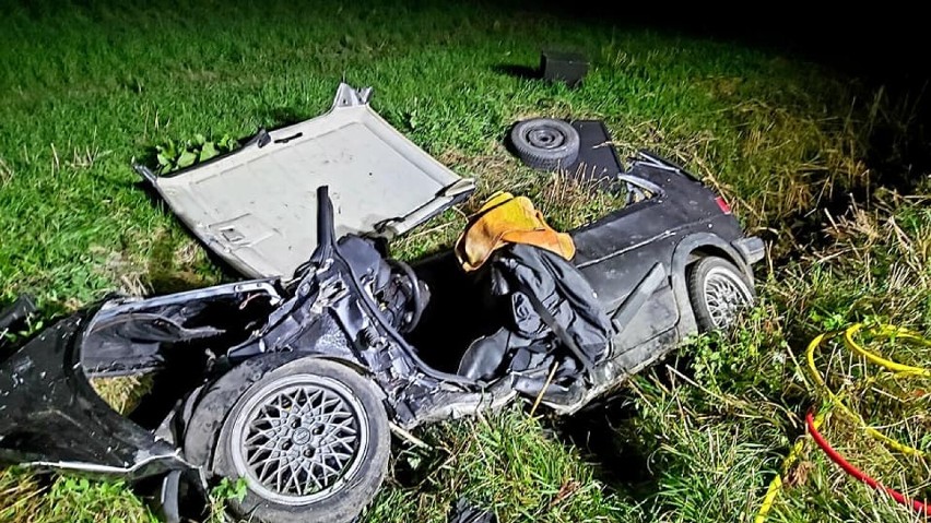 Nocny wypadek w Kiezmarku gm. Cedry Wielkie. Zakleszczonego kierowcę ratowali strażacy |ZDJĘCIA