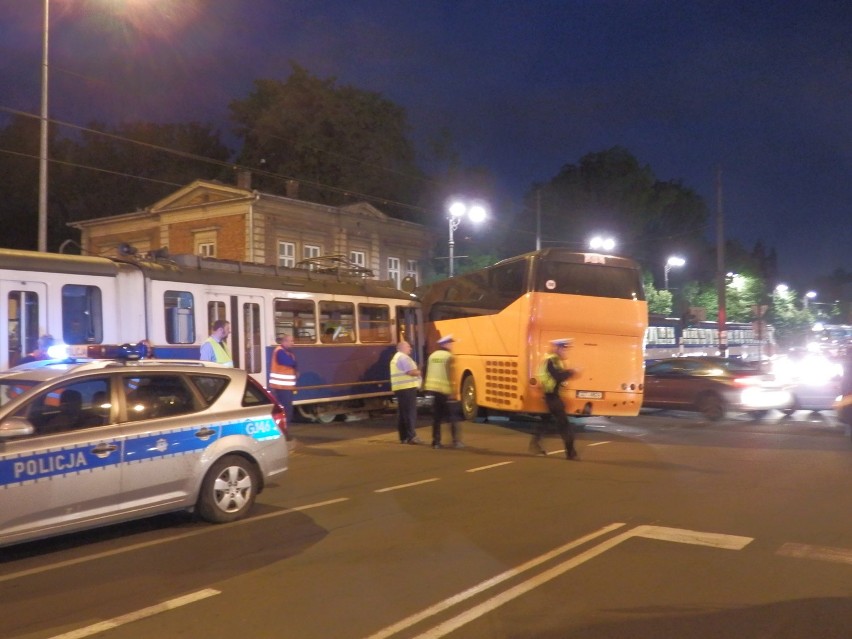 Kraków: wypadek pod Cracovią. Tramwaj linii 4 zderzył się z autokarem [ZDJĘCIA]