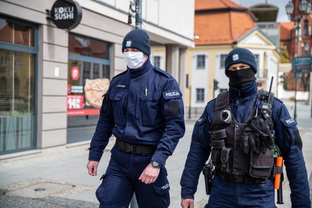 Podlaska policja sprawdza, czy mieszkańcy powiatu białostockiego zakrywają nos i usta w przestrzeni publicznej