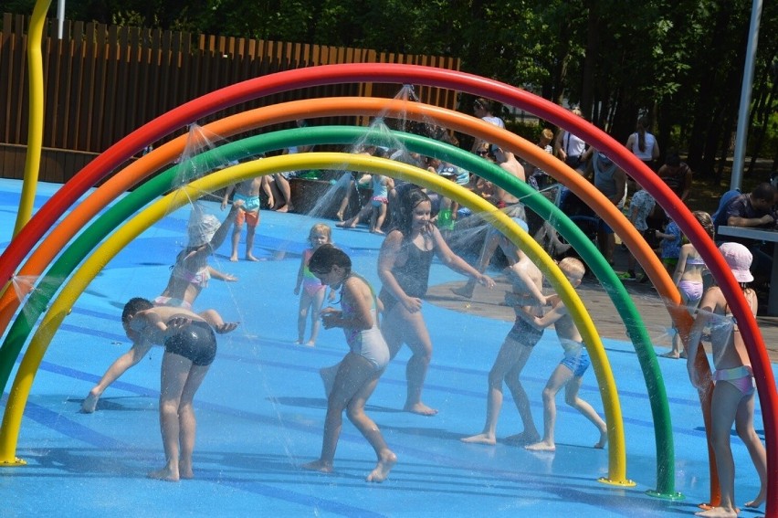 Stalowa Wola. Wodny park zabaw w parku miejskim pełen dzieci w upalne dni. Zobacz zdjęcia 