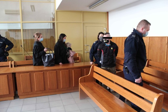 Wszyscy oskarżeni byli doprowadzani na rozprawy do krakowskiego sądu w konwoju policyjnym