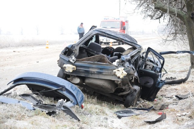 Wypadek na drodze Śrem - Czempiń. Kobieta z dwójką dzieci wpadła poślizg i uderzyła w ciężarówkę (21.01.2014)