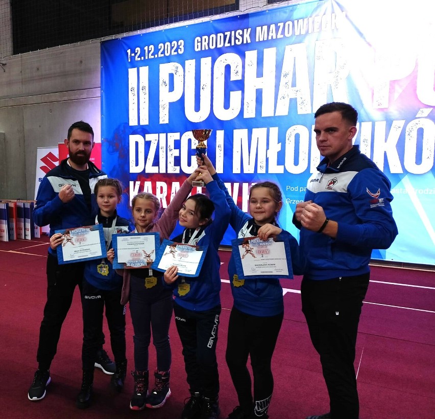 Młoda kadra karateków z Klub Karate Senshi na Pucharze Polski w Karate. Drużyna zdobyła dwanaście medali