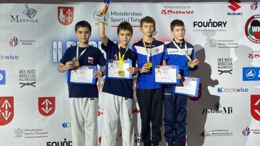 Młoda kadra karateków z Klub Karate Senshi na Pucharze Polski w Karate. Drużyna zdobyła dwanaście medali