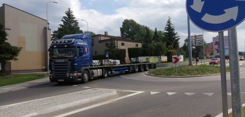 Ulicą Popiełuszki w Wieluniu jeżdżą ciężarówki. Deklaracje były na wyrost FOTO