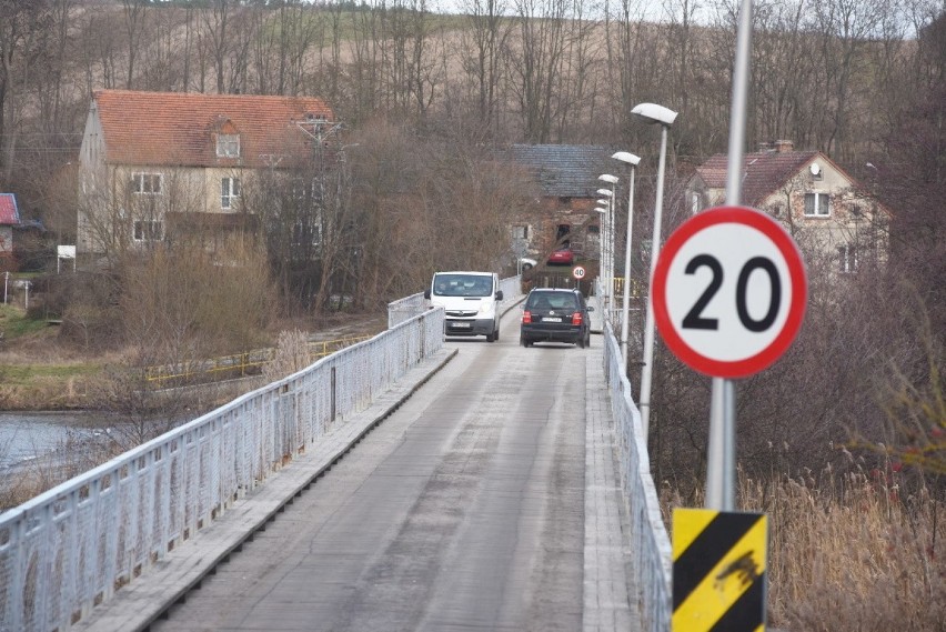 Drewniany most między Prądocinkiem i Dychowem. W przeszłości...