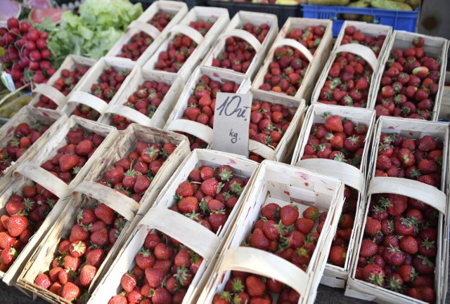 Na targowisku można kupić truskawki w dużych 2 kilogramowych łubiankach, mniejszych kilogramowych lub w małych pojemnikach w których mieści się pół kilograma tych smacznych owoców.