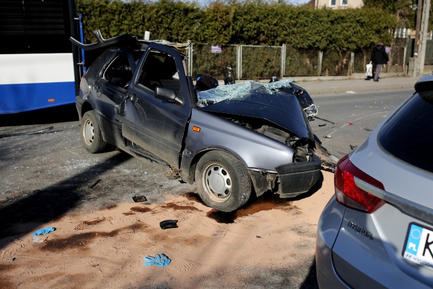 Wypadek w Krakowie. Autobus MPK czołowo zderzył się z osobówką [ZDJĘCIA]