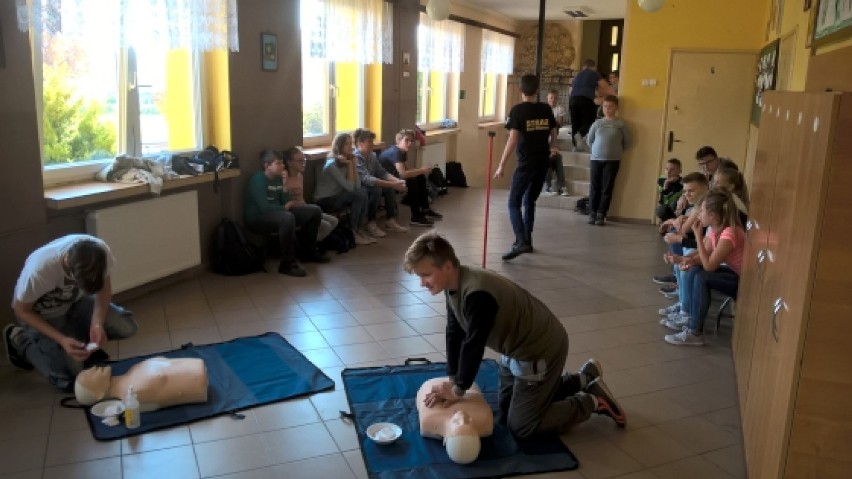 Uczniowie z Góry przy udziale OSP Stara Kiszewa bili rekord w udzielaniu pierwszej pomocy
