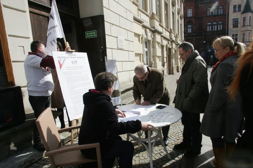 Manifestacja KOD-u w Legnicy (ZDJĘCIA)