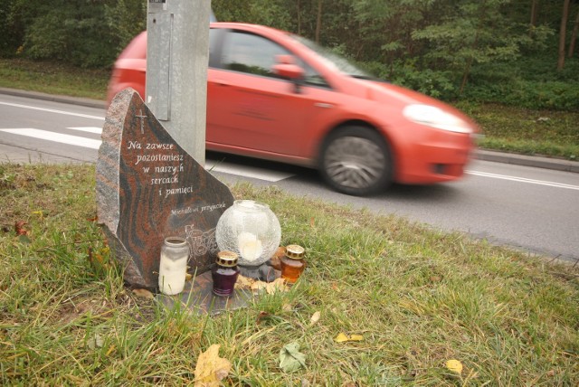 W Gorzowie jest kilka miejsc upamiętniających zmarłych na drogach. W większości to krzyże, ale jest także pomnik. Znajduje się przy ul. Bierzarina