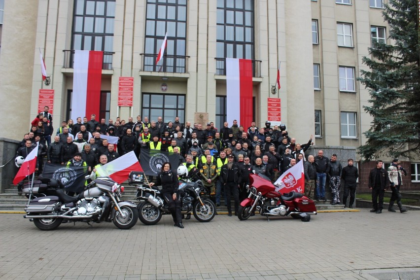 Parada motocyklowa ulicami Chełma. Tak motocykliści uczcili Święto Niepodległości. Zobacz zdjęcia