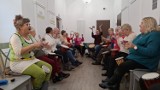 Bębny w Klubie Senior+ w Śremie. Uczestnicy zajęć odkryli w sobie żyłkę do muzykowania. Przed świętami postawili na świąteczny repertuar
