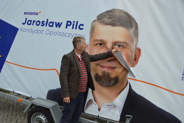 Straty to nieco pond 300 zł, ale jak przekonywał Jarosław Pilc, kandydat Wiosny Roberta Biedronia do Parlamentu Europejskiego, nie o to tu chodzi.