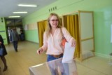 Wybory 2019 w Lesznie. Wyborcy głosują dość chętnie, wśród nich także znani warszawscy aktorzy [ZDJĘCIA]