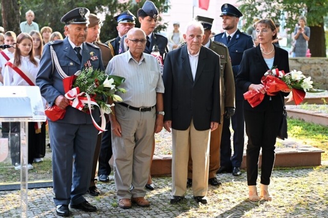 Kwiaty składają przedstawiciele Sybiraków sandomierskiego Koła Światowego Związku  Żołnierzy Armii Krajowej oraz Związku Inwalidów Wojennych Rzeczypospolitej Polskiej koło w Sandomierzu. Więcej na kolejnych zdjęciach.