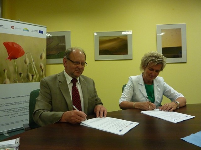 1 sierpnia Ryszard Nawrocki, Wójt Gminy oraz Jolanta Sobczak, Skarbnik Gminy podpisali umowę na dofinansowanie projektu
