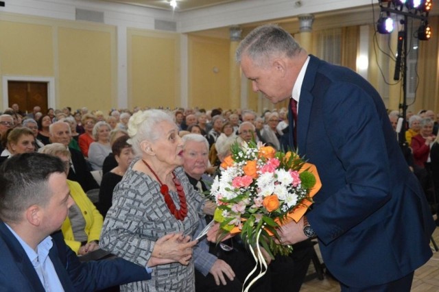 Maria Wrzeszczewicz nie kryła zdumienia, kiedy kwiaty podarował jej wiceprezydent Skarżyska Krzysztof Myszka.